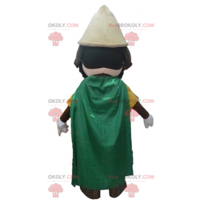 Cavaleiro mascote com uma roupa amarela e uma capa verde -