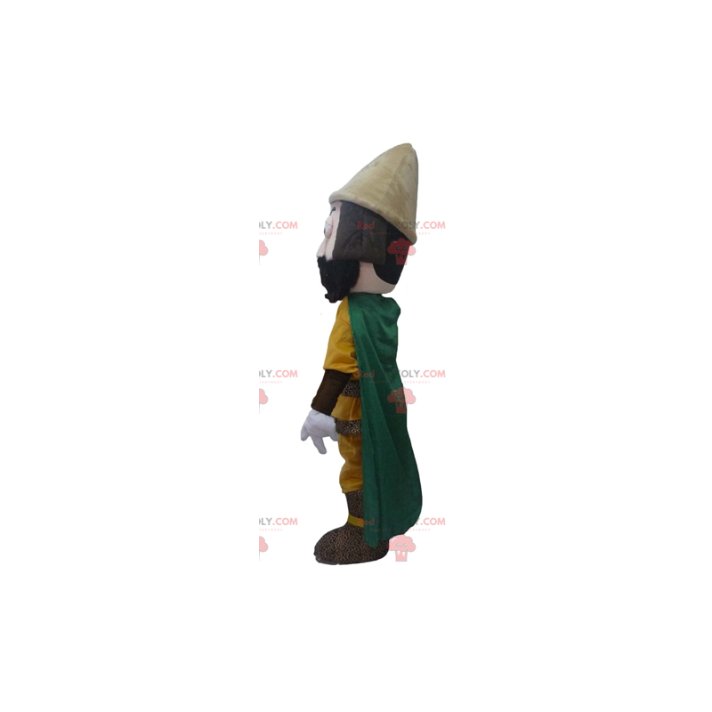 Mascotte de chevalier avec une tenue jaune et une cape verte -