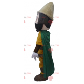 Cavaleiro mascote com uma roupa amarela e uma capa verde -