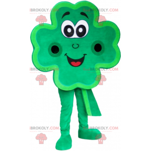 Mascotte gigante verde del trifoglio delle 4 foglie sorridente