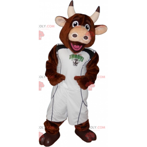 Braunes Kuhmaskottchen mit einem Basketballspieler-Outfit -