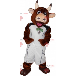 Mascota de vaca marrón con un traje de jugador de baloncesto -