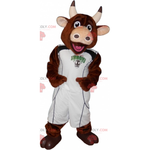 Mascota de vaca marrón con un traje de jugador de baloncesto -