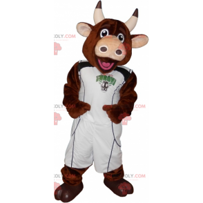 Mascote da vaca marrom com roupa de jogador de basquete -