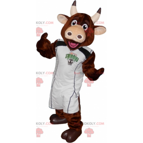 Mascota de vaca marrón con un traje de jugador de baloncesto -