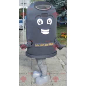 Mascotte de poubelle noire géante. Mascotte de benne à ordures