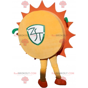 Gelbes und orangefarbenes Sonnenmaskottchen mit Sonnenbrille -