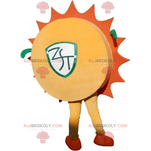 Mascote do sol amarelo e laranja com óculos de sol -