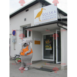 Mascotte d'éléphant gris très rigolo avec un dossard orange -