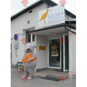 Mascotte d'éléphant gris très rigolo avec un dossard orange -