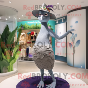 A máscara de pavão cinza é...