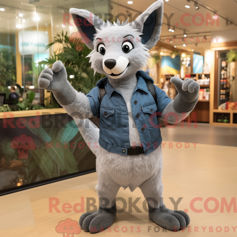 Fantasia de mascote de Dingo cinza com short jeans e luvas - Mascotes Dingo - REBROKO_286295 - RedBrokoly.com