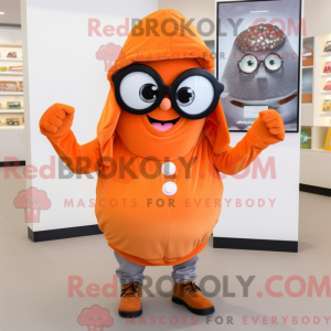 Postava maskota s oranžovým...