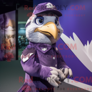 Postava maskota Purple Hawk...