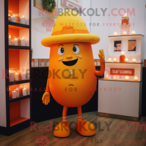 Postava maskota s oranžovou...