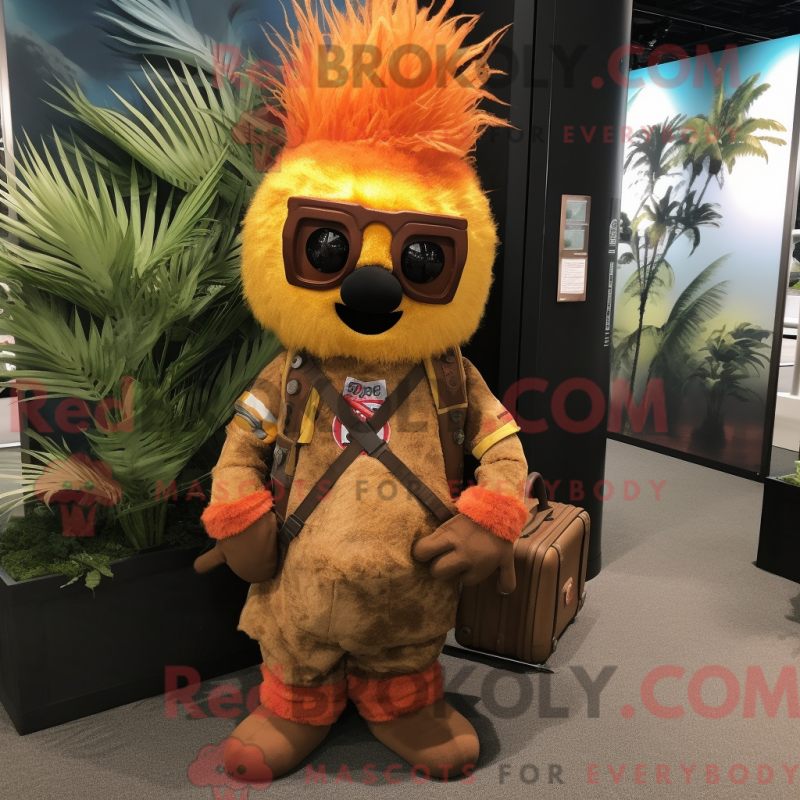 Rust Pineapple Maskottchen Kostüm Charakter bekleidet mit einer Cargohose und Stirnbändern - Ananas-Maskottchen - RedBrokoly.com