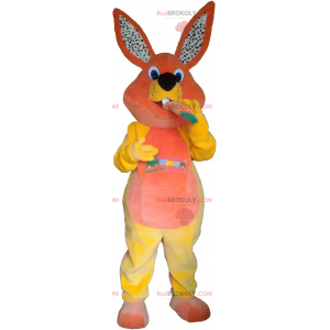 Mascotte de lapin orange et jaune avec une carotte -