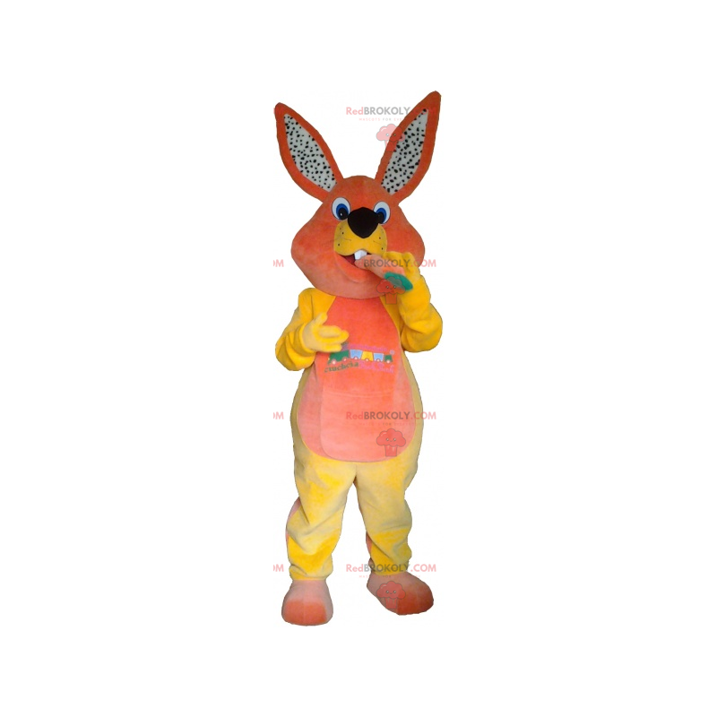Mascota de conejo naranja y amarillo con zanahoria -