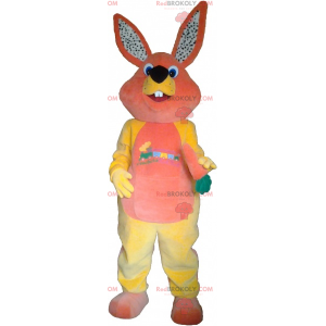 Orange und gelbes Kaninchenmaskottchen mit einer Karotte -