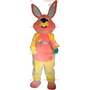 Orange og gul kaninmaskot med en gulerod - Redbrokoly.com