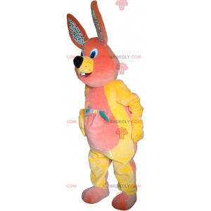 Mascota de conejo naranja y amarillo con zanahoria -