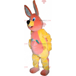 Orange und gelbes Kaninchenmaskottchen mit einer Karotte -