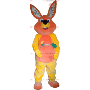Mascotte de lapin orange et jaune avec une carotte -