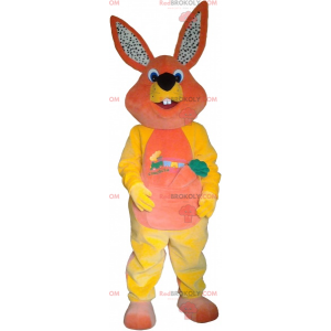 Oranžový a žlutý králík maskot s mrkví - Redbrokoly.com