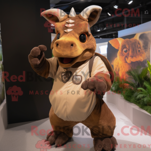 Brun Triceratops maskot...