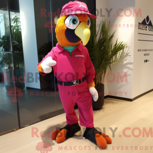 Magenta Macaw maskot...