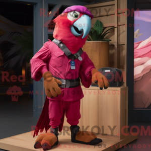 Magenta Macaw maskot...
