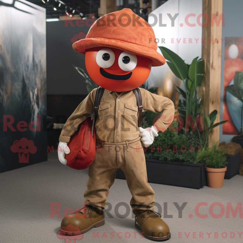 Rust Tomato Maskottchen Kostüm Charakter gekleidet in eine Cargohose und Hüte - Tomatenmaskottchen - RedBrokoly.com