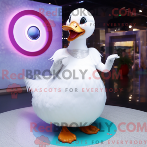 Maskotka White Goose jest...