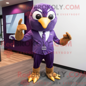 Postava maskota Purple Hawk...
