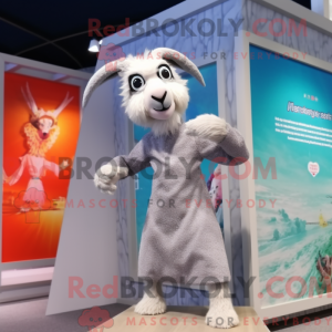 Personaggio mascotte capra...