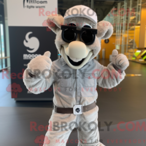 Fantasia de mascote carneiro cinza com macacão e óculos de sol - Óculos de sol mascotes - REBROKO_295745 - RedBrokoly.com