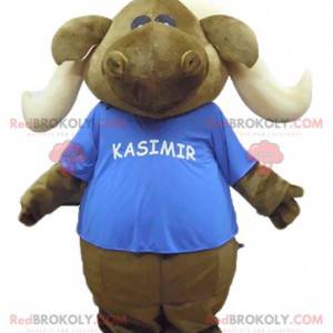 Braunes Karibu-Elch-Maskottchen mit einem blauen T-Shirt -