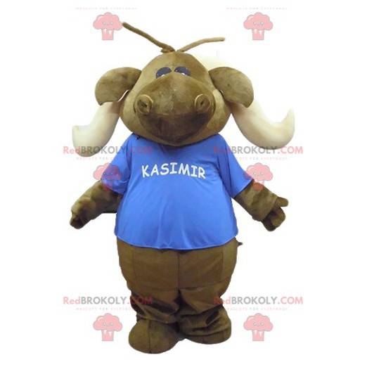 Braunes Karibu-Elch-Maskottchen mit einem blauen T-Shirt -