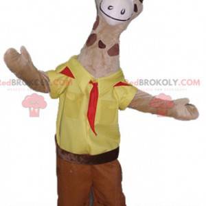 Mascotte de girafe marron en tenue de scout jaune et rouge -