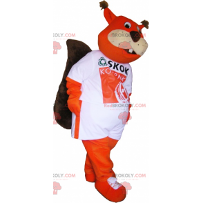 Esquilo-vermelho mascote com roupa esportiva branca -