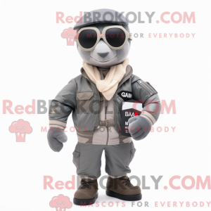 Grå Para Commando maskot...
