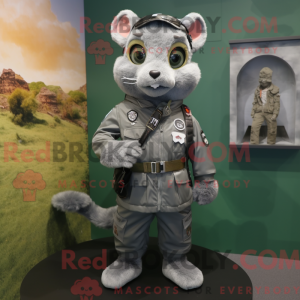 Grå Para Commando maskot...