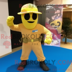 Fantasia de mascote Para Commando dourado com jeans reto e cadarços - Mascotes do Para Commando - RedBrokoly.com