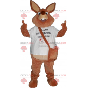 Braunes Kaninchenmaskottchen mit seiner Umhängetasche -
