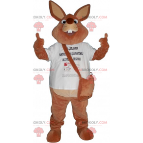 Braunes Kaninchenmaskottchen mit seiner Umhängetasche -