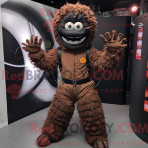Hnědý maskot hadí postavy...
