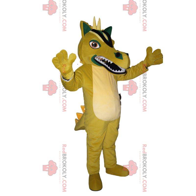 Mascota del dragón amarillo descontento con cuernos blancos