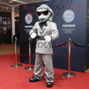 Fantasia de mascote Silver Para Commando com paletó e abotoaduras - Mascotes do Para Commando - REBROKO_302833 - RedBrokoly.com