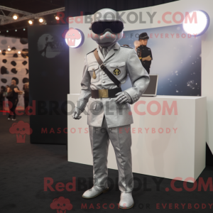Fantasia de mascote Silver Para Commando com paletó e abotoaduras - Mascotes do Para Commando - REBROKO_302834 - RedBrokoly.com
