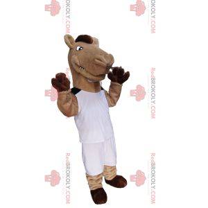 Beige en bruin paard mascotte in witte sportkleding